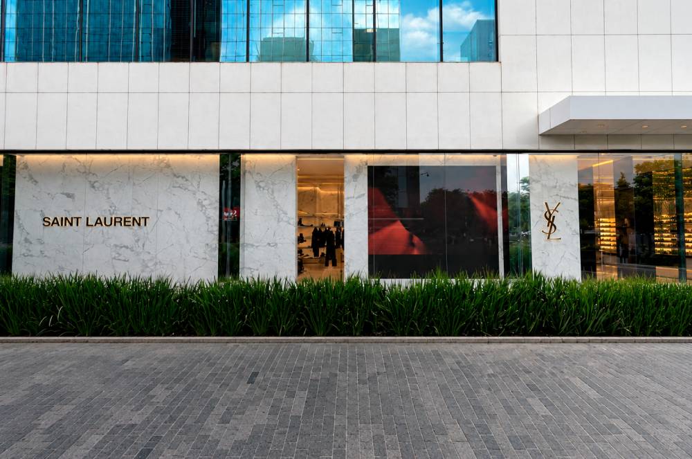 Topsite no retrofit da fachada da YSL no Shopping JK Iguatemi: uma fachada, muitos detalhes